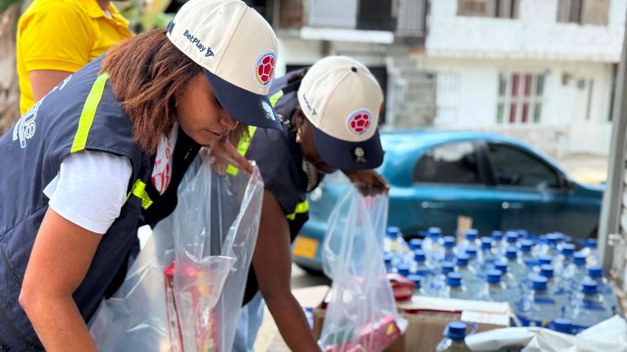 Integrantes del equipo de Gane Buenaventura y Dagua preparan paquetes de víveres, agua potable y kits de primera necesidad para ser distribuidos en los sectores más vulnerables del puerto durante las primeras 72 horas de la contingencia.