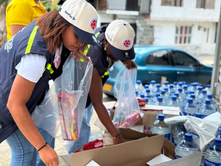 Integrantes del equipo de Gane Buenaventura y Dagua preparan paquetes de víveres, agua potable y kits de primera necesidad para ser distribuidos en los sectores más vulnerables del puerto durante las primeras 72 horas de la contingencia.