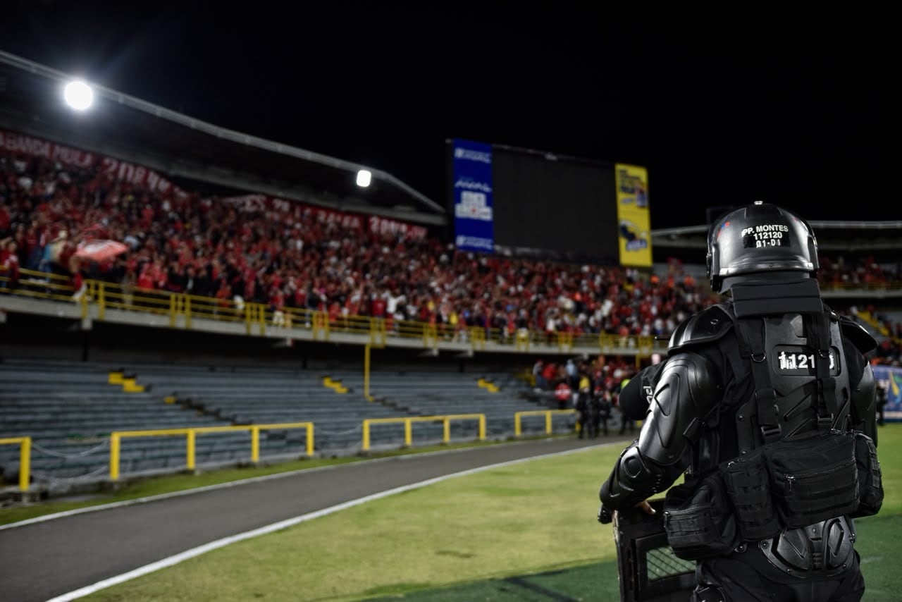 Las unidades de seguridad tuvieron que retirar a los hinchas del América de Cali tras los enfrentamientos con la barra de Santa Fe.