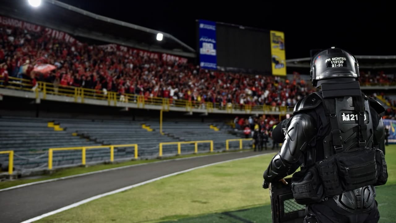 Las unidades de seguridad tuvieron que retirar a los hinchas del América de Cali tras los enfrentamientos con la barra de Santa Fe.