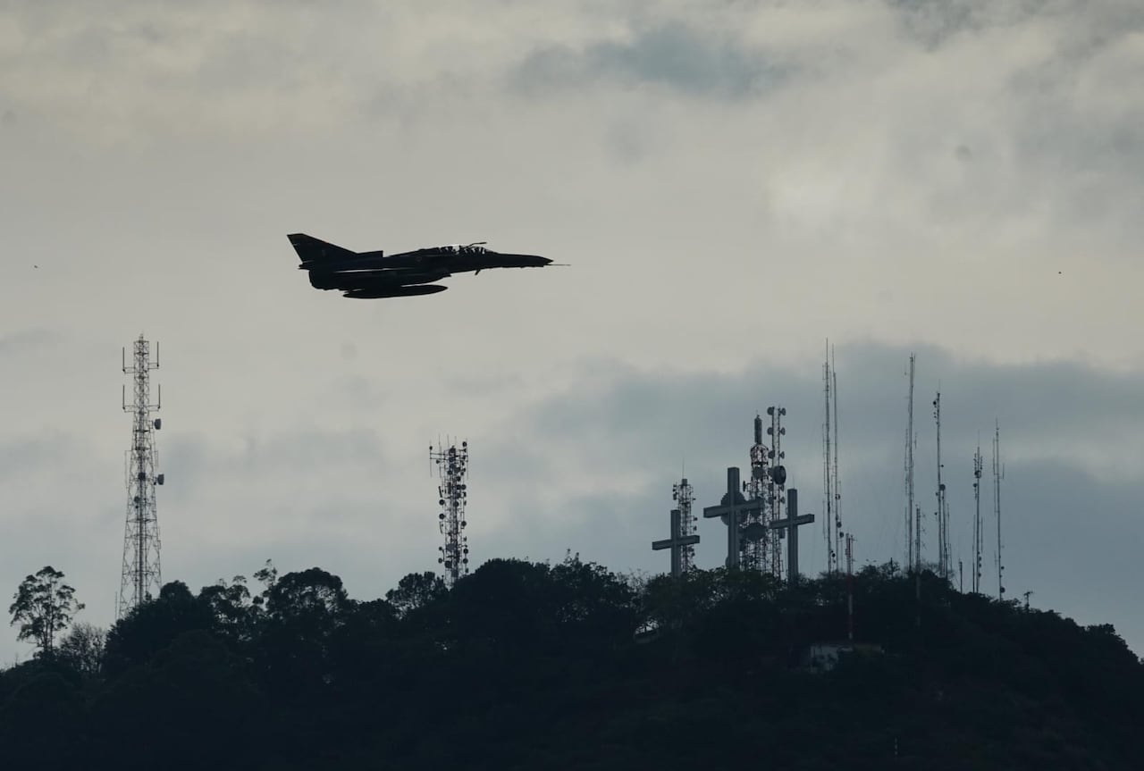 Avión Kfir sobrevolando Cali.
