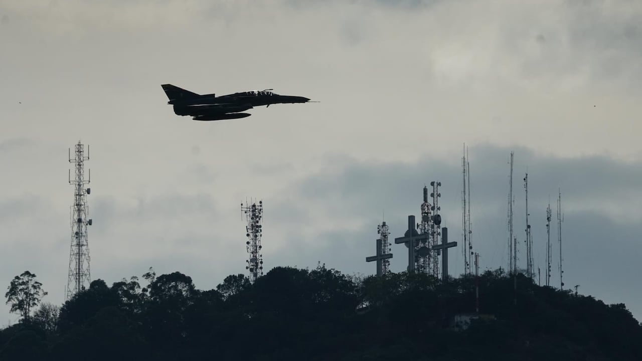 Avión Kfir sobrevolando Cali.