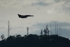 Avión Kfir sobrevolando Cali.