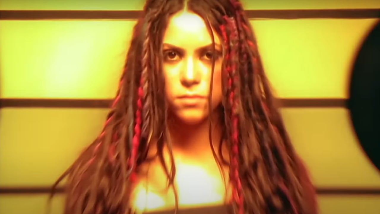 Esta canción fue una de las más famosas en 1998. Foto: YouTube Shakira - Ciega, sordomuda - minuto 1:11.