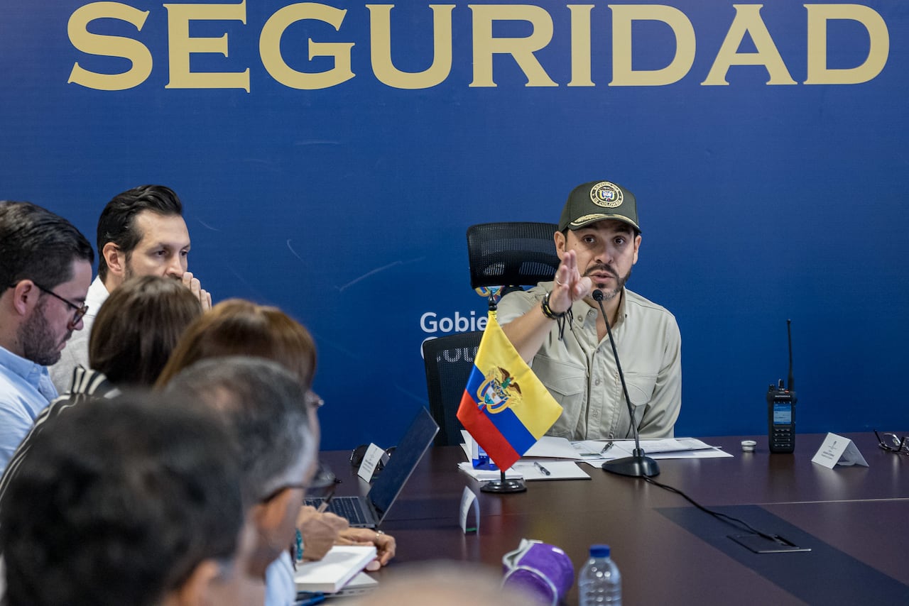 El presidente Abelardo De La Espriella lidera un consejo de seguridad en Santa Marta.