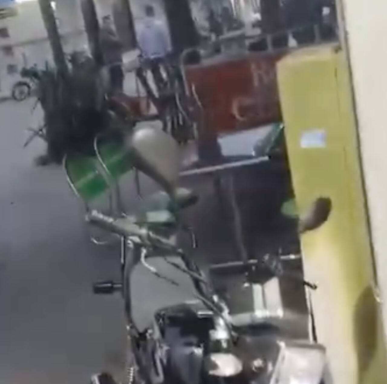 Videos compartidos en redes sociales evidencian los minutos de preocupación que vivieron los habitantes de El Dovio tras la presencia de hombres armados.