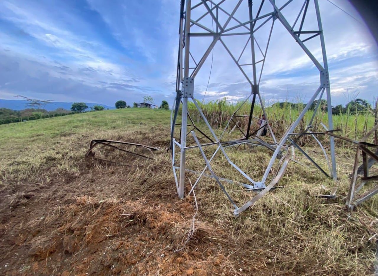 La carga explosiva y el dron cayeron en un reconocido predio cercano al área urbana del municipio de Cajibío, dañando una torre del sistema de conexión eléctrica.