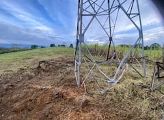 La carga explosiva y el dron cayeron en un reconocido predio cercano al área urbana del municipio de Cajibío, dañando una torre del sistema de conexión eléctrica.