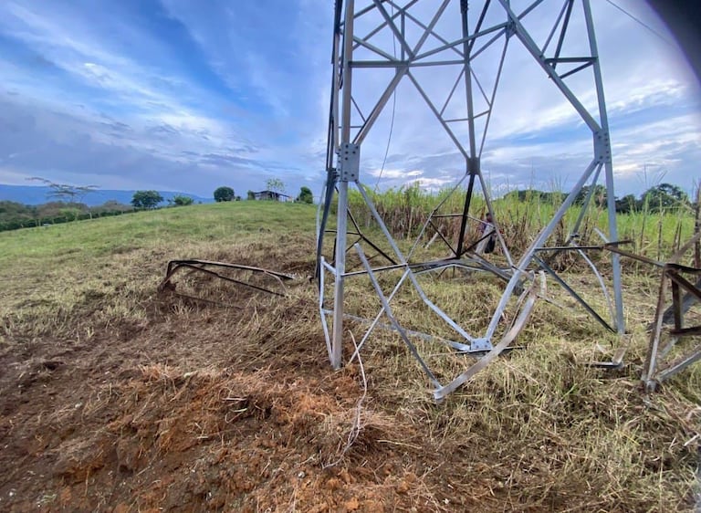 La carga explosiva y el dron cayeron en un reconocido predio cercano al área urbana del municipio de Cajibío, dañando una torre del sistema de conexión eléctrica.