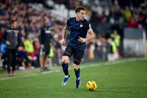 Lucas Ocampos del Sevilla FC corre con el balón durante el partido de LaLiga EA Sports entre el Rayo Vallecano y el Sevilla FC en el Estadio de Vallecas el 05 de febrero de 2024 en Madrid, España.