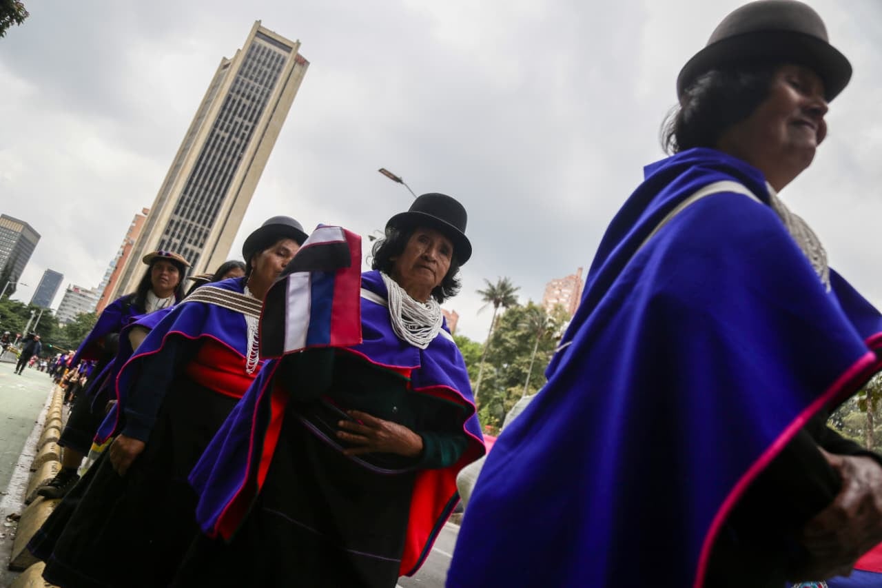 Bogotá. Abril 21 de 2026. Integrantes de la comunidad indígena Misak se concentran en la Plaza Cultural La Santamaría y avanzan en movilización hacia la Plaza de Bolívar, para exigir el cumplimiento de acuerdos con el Gobierno Nacional.