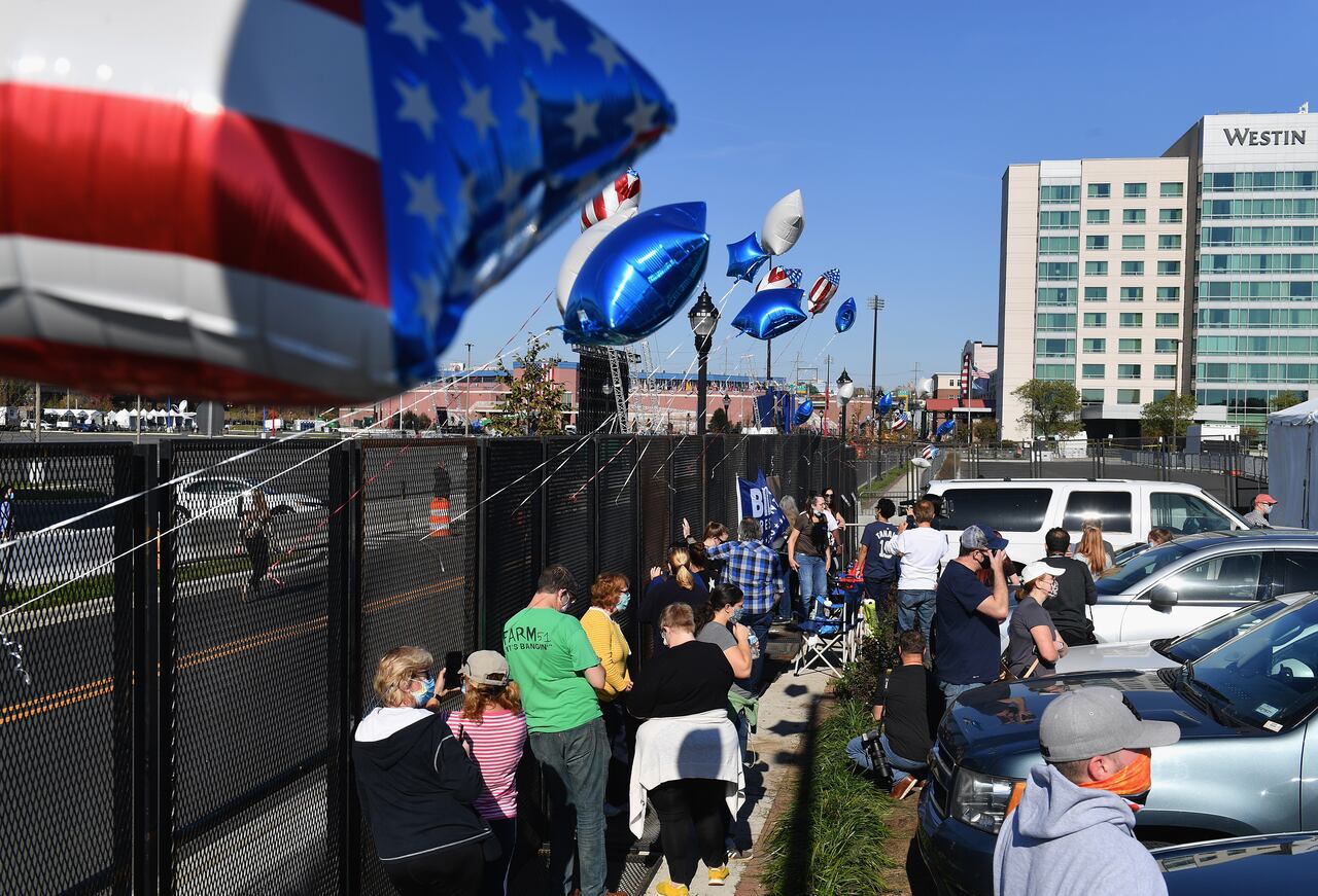 Los partidarios del presidente electo Joe Biden celebran su victoria en las elecciones presidenciales de 2020 en Wilmington, Delaware, el 7 de noviembre de 2020. - El demócrata Joe Biden ganó la Casa Blanca, dijeron medios estadounidenses el 7 de noviembre, derrotando a Donald Trump y poniendo fin a una presidencia que convulsionó a los estadounidenses. política, conmocionó al mundo y dejó a Estados Unidos más dividido que en cualquier otro momento en décadas. (Foto de Angela Weiss / AFP)