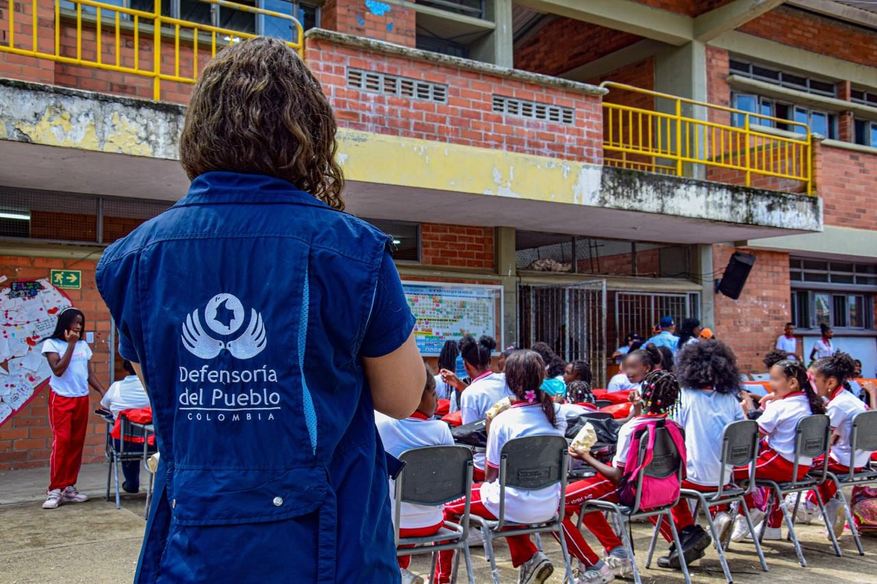 Ejército Nacional, Defensa Civil y Fundación Recupera tu Silla entregan 200 pupitres a instituciones educativas en Cali y Jamundí