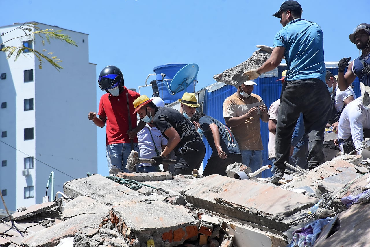 Terremoto en Cali, Colapso de infraestructura en diferentes lugares de la ciudad. Clínica de Colores, DESA, Galería Alameda, Edificaciones sobre la avenida roosvelt y al frente del coliseo de Hockey Miguel Calero.