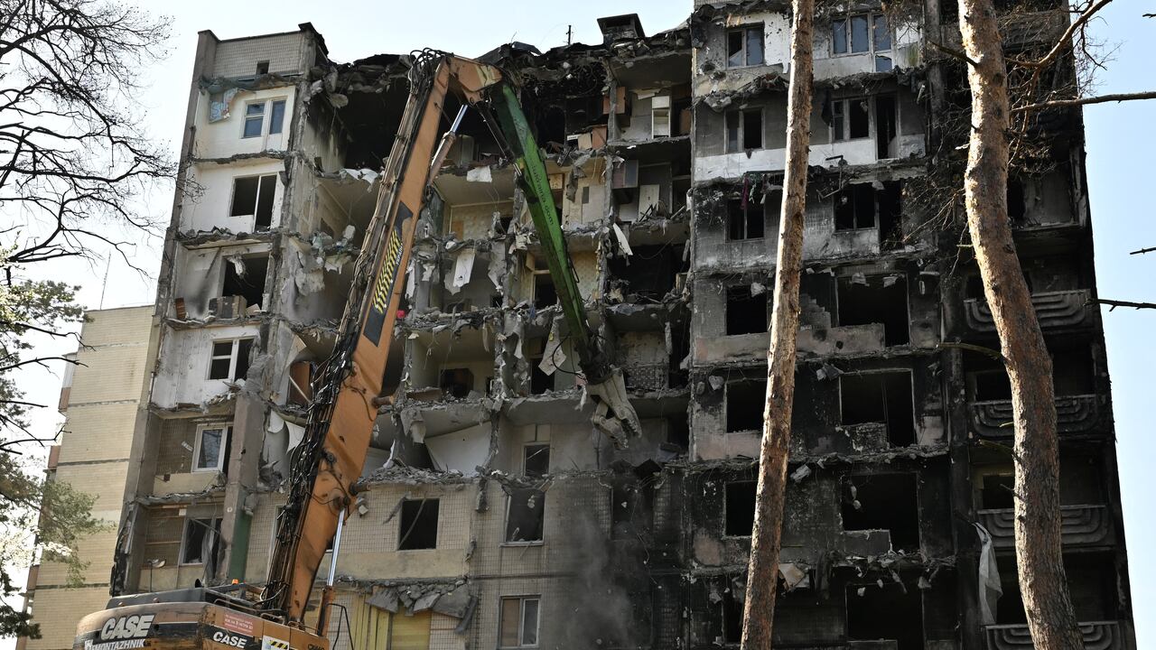 Los trabajadores desmantelan un edificio residencial gravemente dañado en la ciudad de Irpin, el 21 de abril de 2023, en medio de la invasión militar de Rusia en Ucrania.