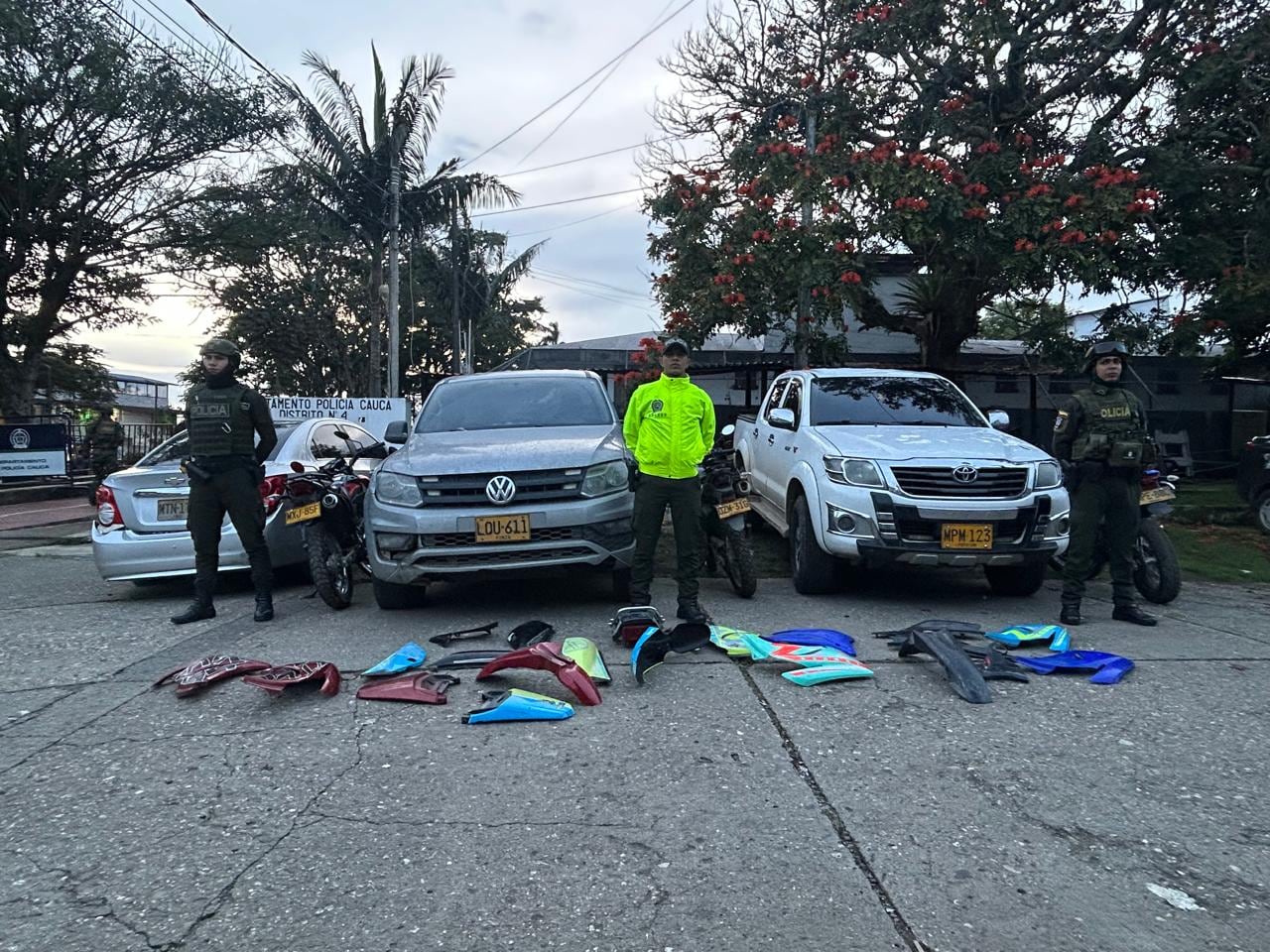 Dos personas fueron capturadas y en el lugar se incautaron armas, munición y un inhibidor de señal utilizado para actividades delictivas.