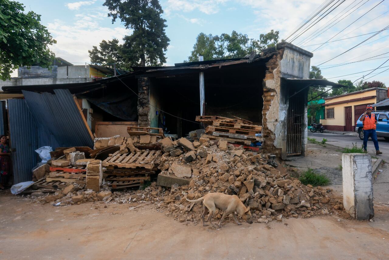 Se muestra una casa derrumbada en el barrio de Santa Fe tras un terremoto en la Ciudad de Guatemala el 8 de julio de 2025. Dos fuertes sismos de 4.7 y 5.6 en la escala de Richter sacudieron gran parte de Guatemala.