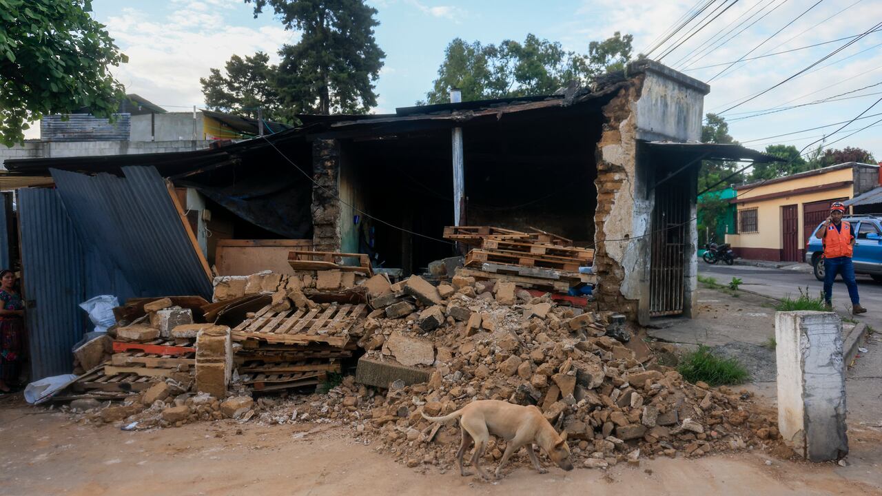 Se muestra una casa derrumbada en el barrio de Santa Fe tras un terremoto en la Ciudad de Guatemala el 8 de julio de 2025. Dos fuertes sismos de 4.7 y 5.6 en la escala de Richter sacudieron gran parte de Guatemala.