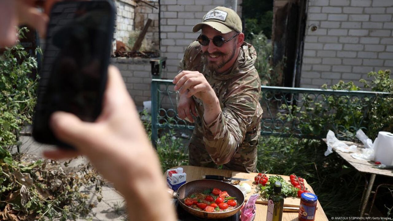 Ruslan utiliza las redes sociales para compartir sus recetas de cocina como válvula de escape a la guerra entre Ucrania y Rusia.Imagen: ANATOLII STEPANOV/AFP/Getty Images