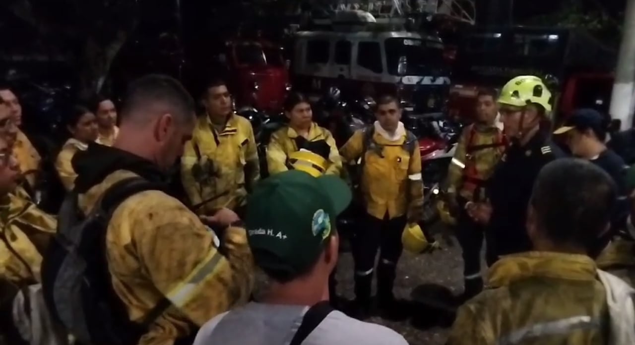 Bomberos de Cali y Yumbo tratan de apagar incendio forestal en el sector de El Pedregal; hay 170 hectáreas afectadas.