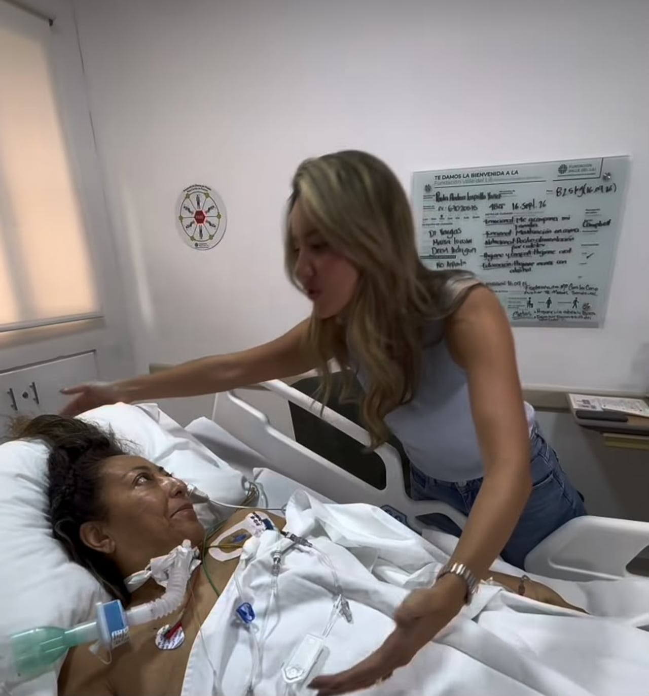 Daniela Álvarez, visitó a sobreviviente del terremoto.