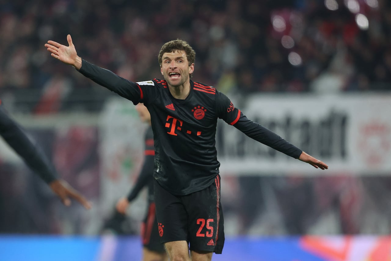 Thomas Mueller protesta una acción de juego en la fecha 16.