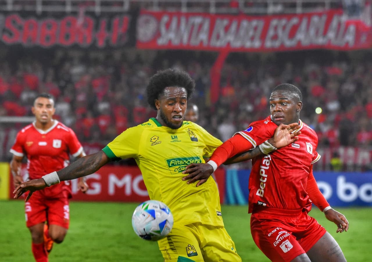 Momento del compromiso entre América de Cali y Atlético Bucaramanga por los playoffs de la Copa Sudamericana 2026.