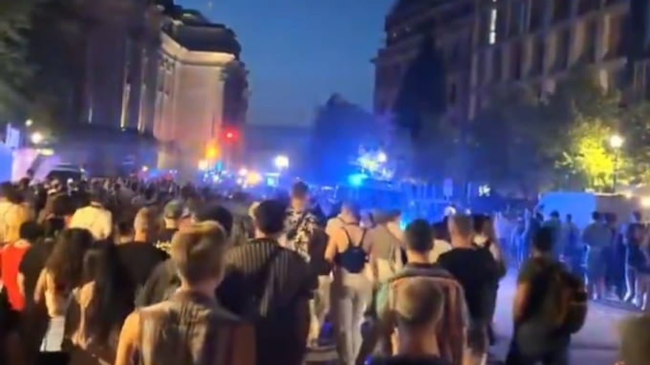 Miles de asistentes tuvieron que abandonar la parte final del desfile en Berlín, Alemania.