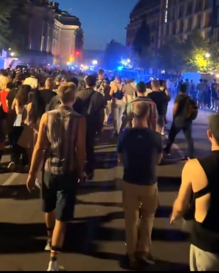 Miles de asistentes tuvieron que abandonar la parte final del desfile en Berlín, Alemania.