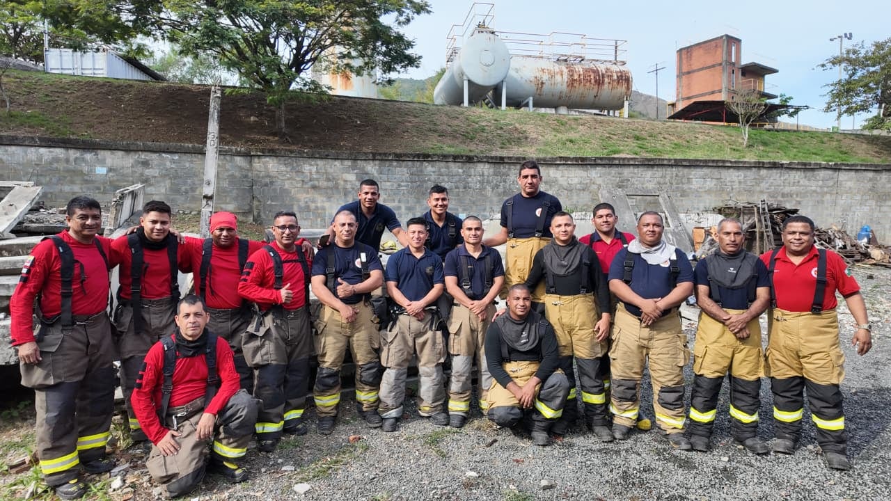 La capacitación avanza en su cuarta jornada y concluirá con una evaluación teórica y una prueba práctica en escenarios con fuego real.
