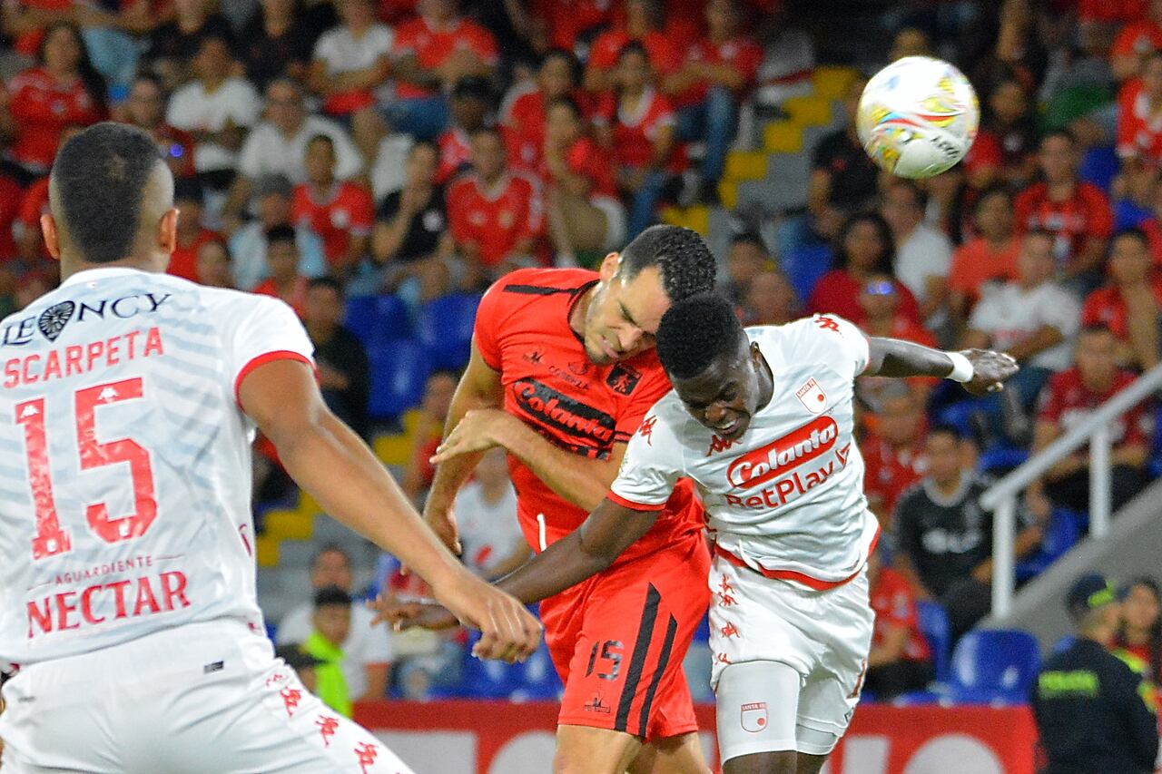 América de Cali derrotó 2 goles al Santa Fe. Sin embargo la hinchada pide que el técnico se vaya. Partido jugado en el estadio Pascual Guerrero de Cali
