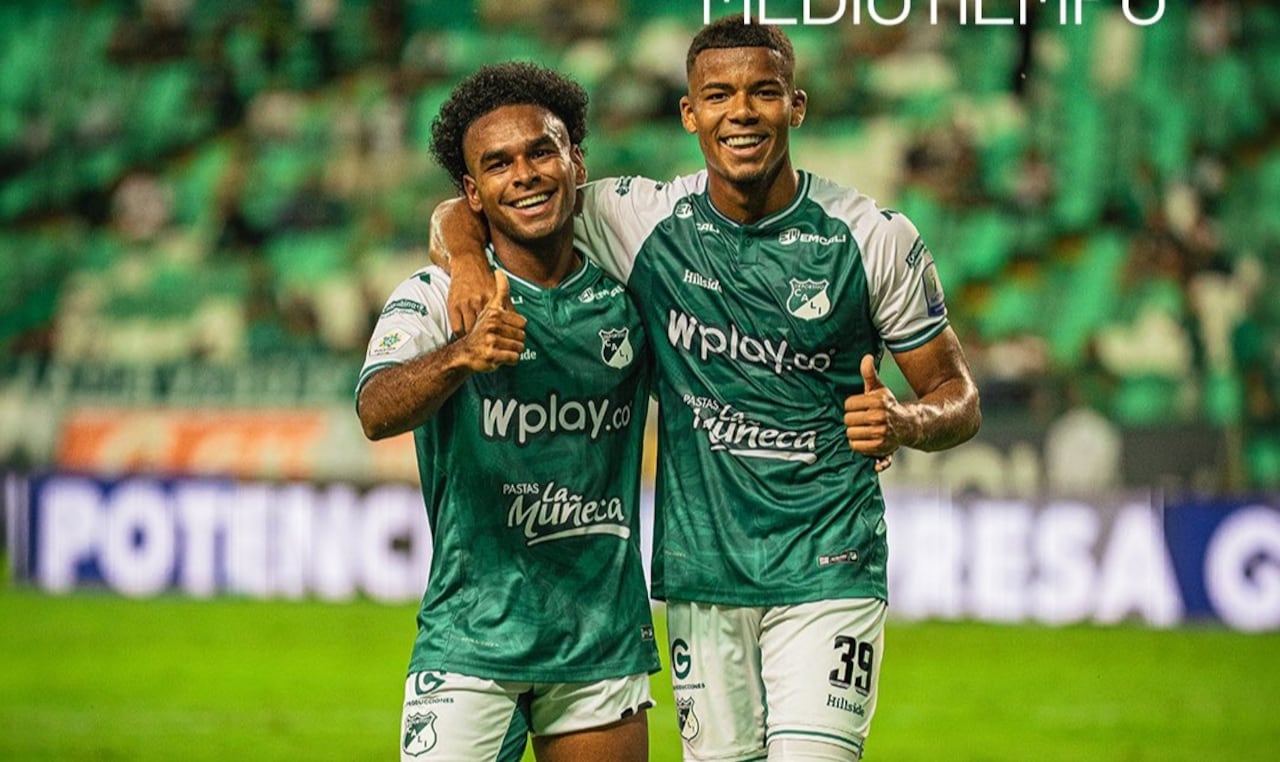 Jugadores del Deportivo Cali celebran el gol de Johan Martínez (izq.) con el Atlético Bucaramanga por la Copa Colombia 2026.