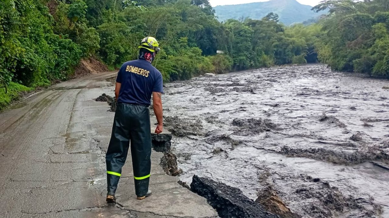 En Pacho, el desbordamiento del río Negro ha generado pérdida de banca sobre la vía departamental.