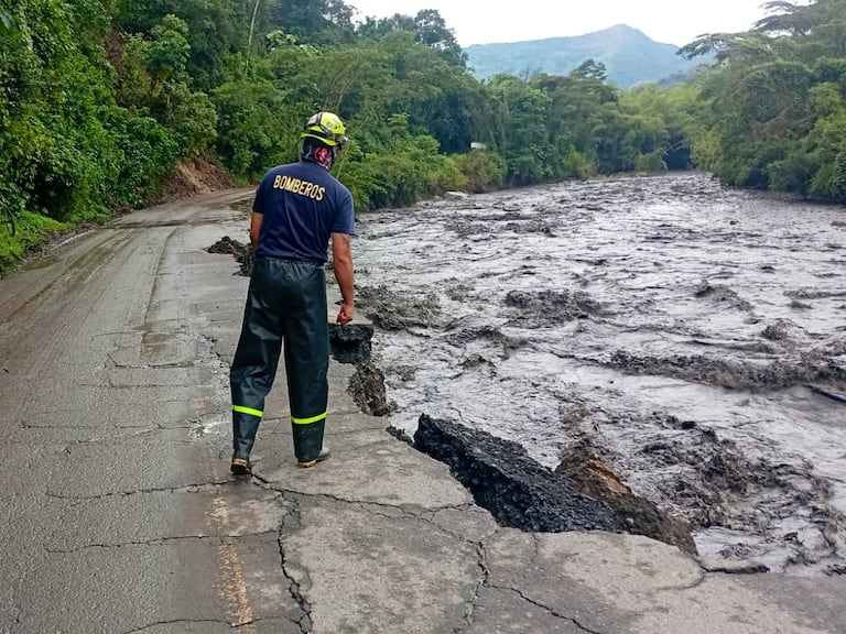 En Pacho, el desbordamiento del río Negro ha generado pérdida de banca sobre la vía departamental.