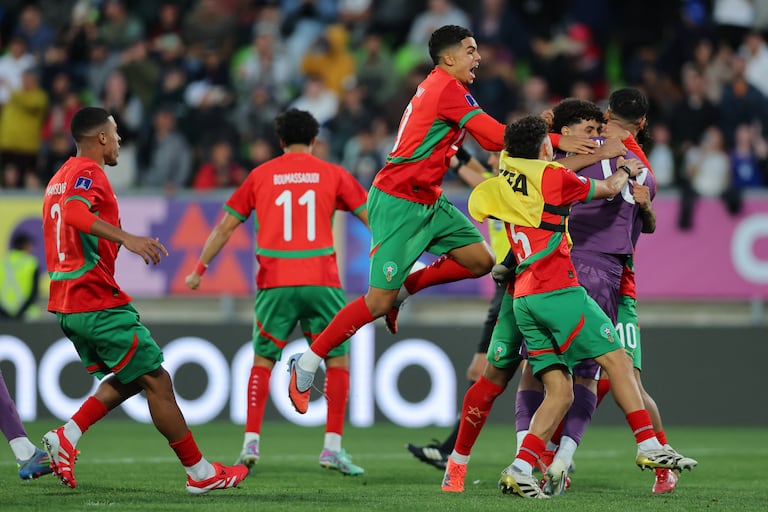El portero marroquí #16 Abdelhakim Mesbahi (der.) celebra con sus compañeros tras atajar el penal y asegurar la victoria en la tanda de penaltis durante la semifinal de la Copa Mundial Sub-20 de la FIFA 2025 entre Marruecos y Francia en el Estadio Elías Figueroa en Valparaíso, Chile, el 15 de octubre de 2025. (Foto de Javier TORRES / AFP)