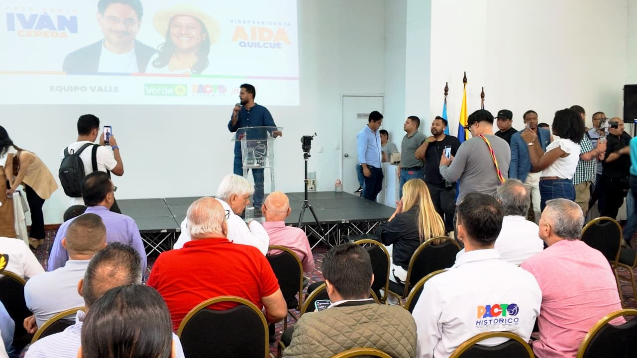 El encuentro reunió a líderes sociales, sectores juveniles, indígenas y organizaciones comunitarias en respaldo a Iván Cepeda.