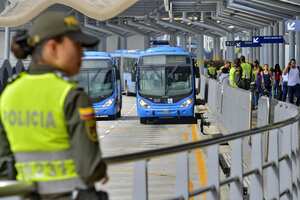 Hay un grupo especial de la Policía para brindar seguridad en las estaciones del MÍO. Sin embargo, los usuarios afirman que no son suficientes para evitar robos.