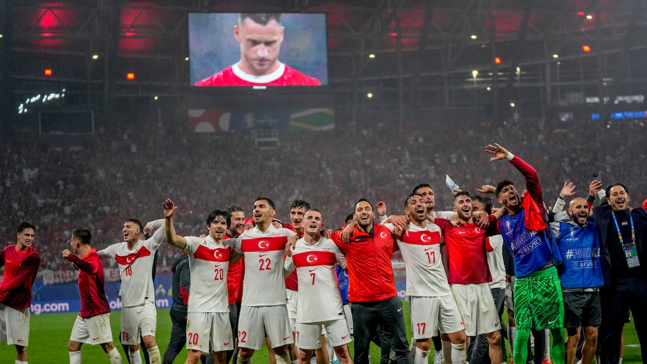 Los jugadores de Turquía celebran después de un partido de octavos de final contra Austria en el torneo de fútbol Euro 2024 en Leipzig, Alemania, el martes 2 de julio de 2024. (Foto AP/Darko Vojinovic)