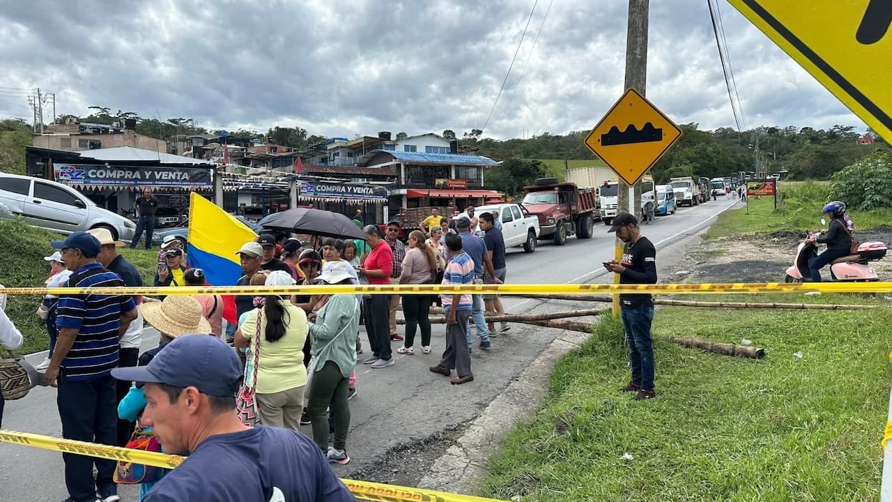 Varias vías principales del país están con bloqueos.