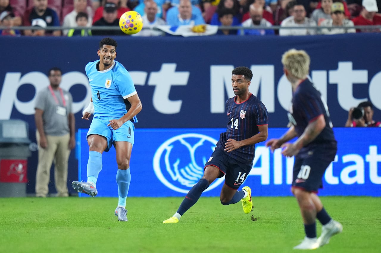 Ronald Araújo #4 de Uruguay pasa el balón contra Timmy Tillman #14 de los Estados Unidos durante la primera mitad de un partido amistoso internacional en el Estadio Raymond James el 18 de noviembre de 2025 en Tampa, Florida.