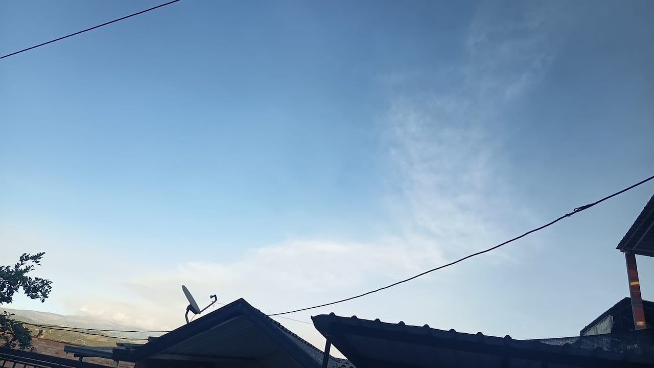 Las autoridades y organismos de monitoreo mantienen seguimiento a la actividad del volcán. Se recomienda a la comunidad estar atenta a los reportes oficiales y evitar difundir información no confirmada.