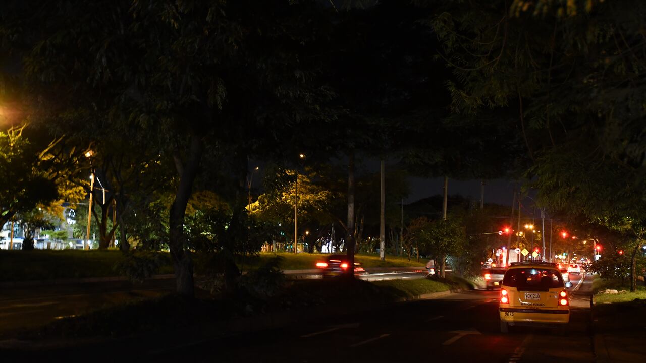 Cali: Informe de domingo Cali a oscuras, las principales vias del norte y centro de la ciudad se encuentra completamente a oscura, el alumbrado público no funciona. foto José L Guzmán El País,