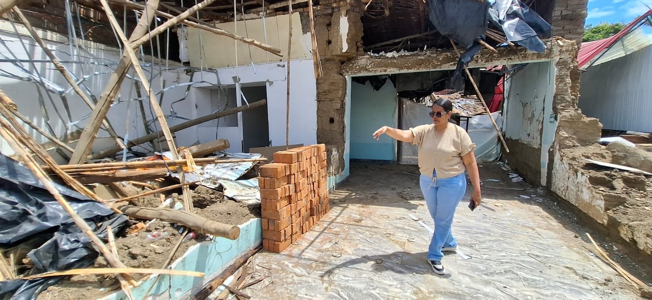María Gladis Vázquez observa con determinación las ruinas de lo que fue su vivienda y su próspero negocio de arepas en Roldanillo.