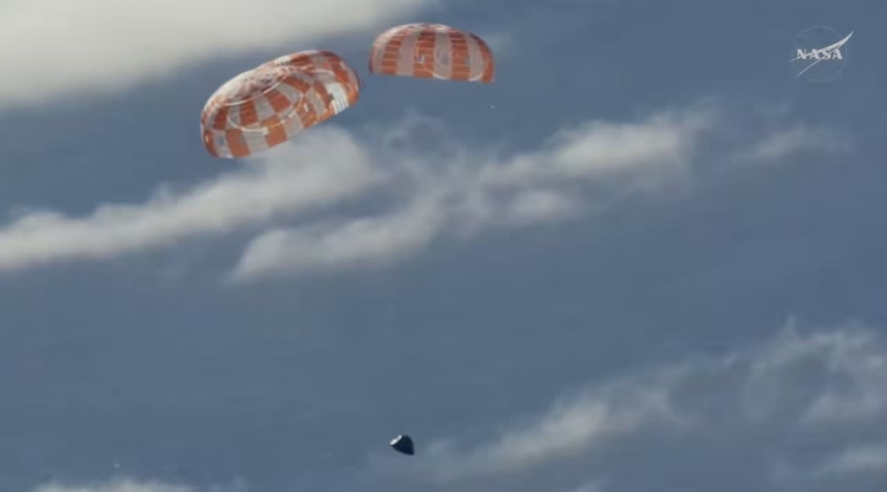 La cápsula Orión de Artemis II amerizó con éxito en el océano Pacífico, culminando sin contratiempos el histórico regreso de la misión lunar de la NASA.
