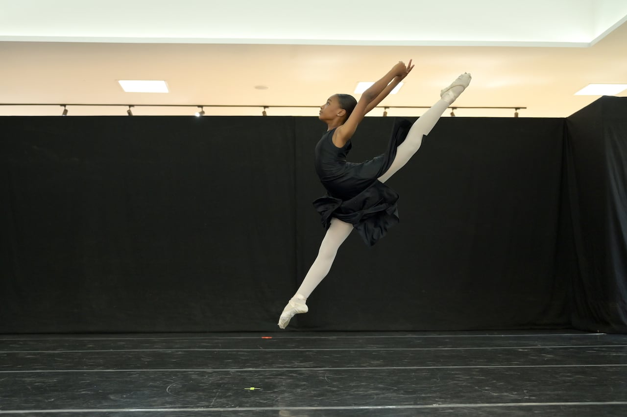 El modelo pedagógico de Incolballet integra la educación académica con la formación especializada en danza, permitiendo que niños y jóvenes desarrollen un proceso artístico desde la infancia mientras cursan su formación escolar.