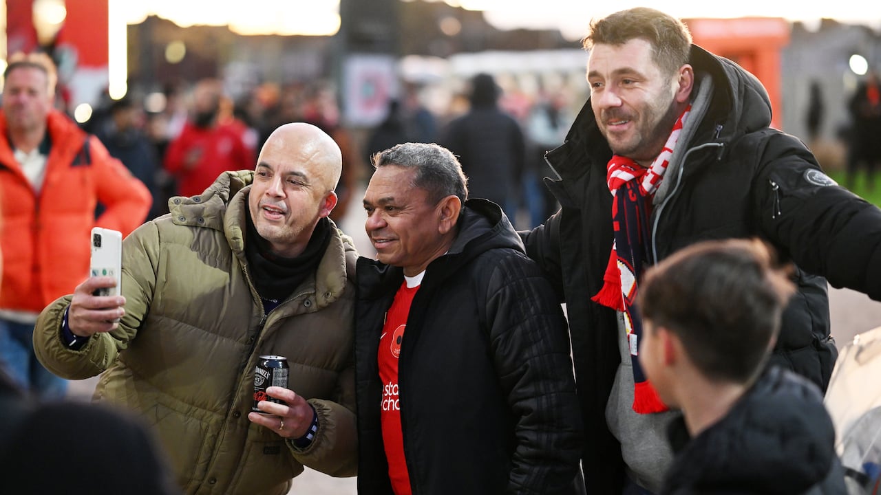 Mane Díaz, papá de Luis Díaz, posando para las fotos con hinchas de Liverpool