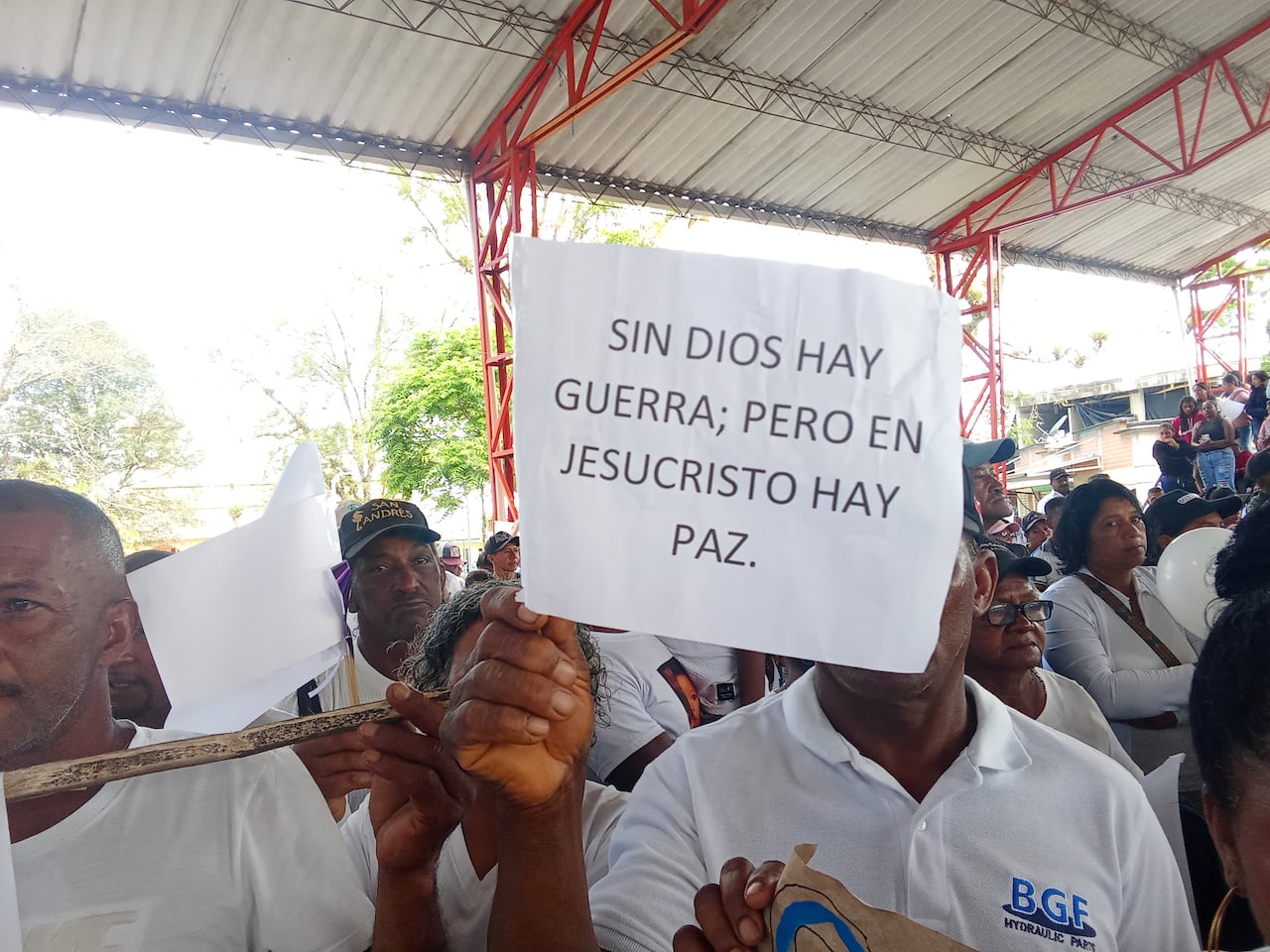 Las comunidades de la zona rural de Cajibío, especialmente del corregimiento de La Pedregosa, adelantan el sepelio colectivo de las diez mujeres y tres hombres que fallecieron en el atentado en el sector de El Túnel de la vía Popayán-Cali o Panamericana.