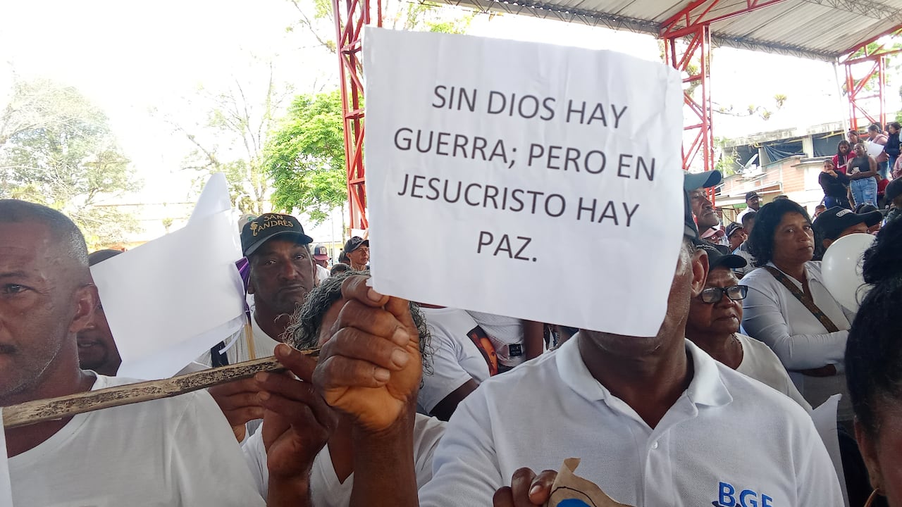Las comunidades de la zona rural de Cajibío, especialmente del corregimiento de La Pedregosa, adelantan el sepelio colectivo de las diez mujeres y tres hombres que fallecieron en el atentado en el sector de El Túnel de la vía Popayán-Cali o Panamericana.