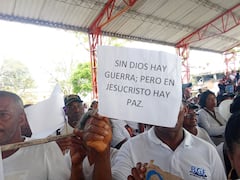 Las comunidades de la zona rural de Cajibío, especialmente del corregimiento de La Pedregosa, adelantan el sepelio colectivo de las diez mujeres y tres hombres que fallecieron en el atentado en el sector de El Túnel de la vía Popayán-Cali o Panamericana.