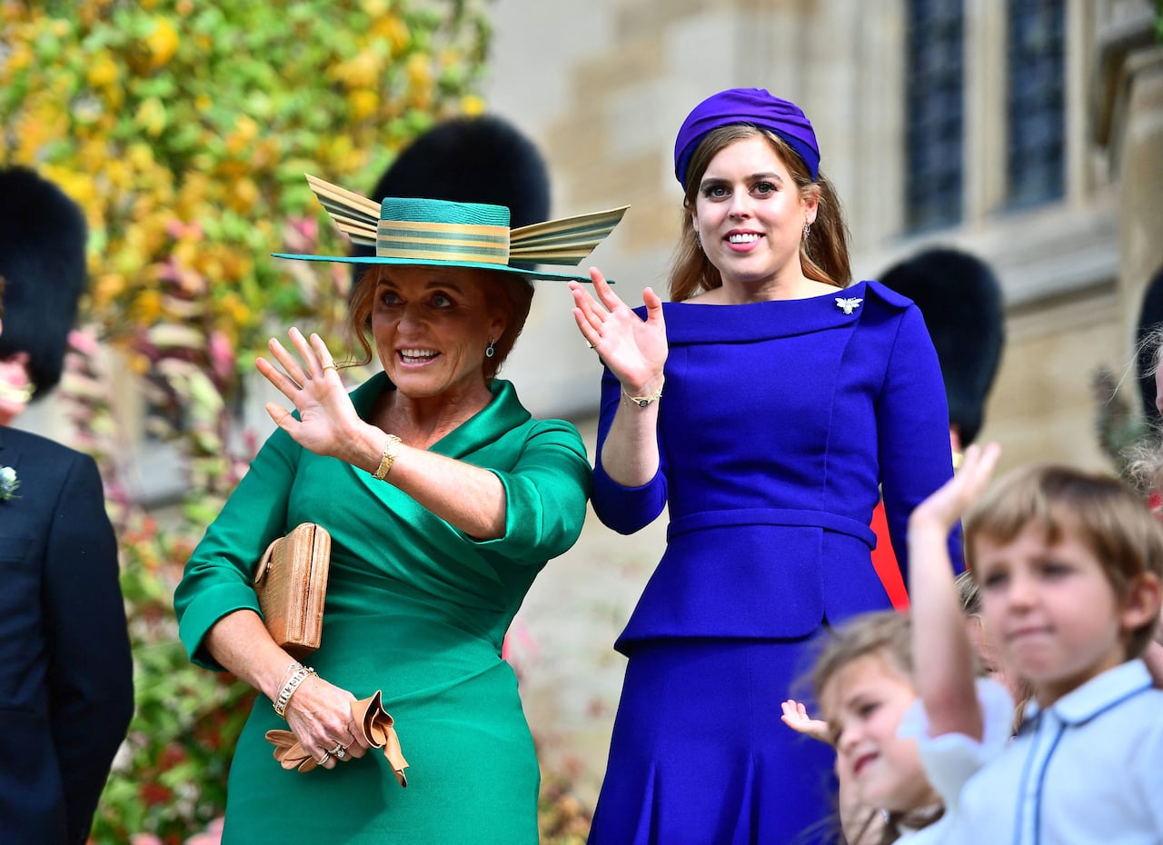 Sarah Ferguson, duquesa de York y la princesa Beatriz de York como invitadas a la boda de la princesa Eugenia de York junto a Jack Brooksbank en la capilla de St. George's Chapel el 12 de octubre de 2018 en Windsor, Inglaterra.